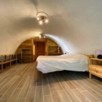 La chambre avec les deux lits cabine au fond